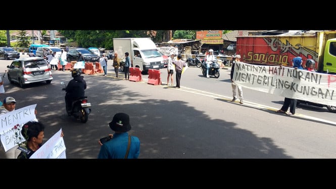 Warga Puncak Cegat Menteri LH.
