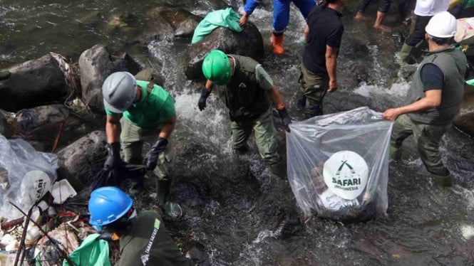 Mentri Bersihkan Sungai Ciliwung