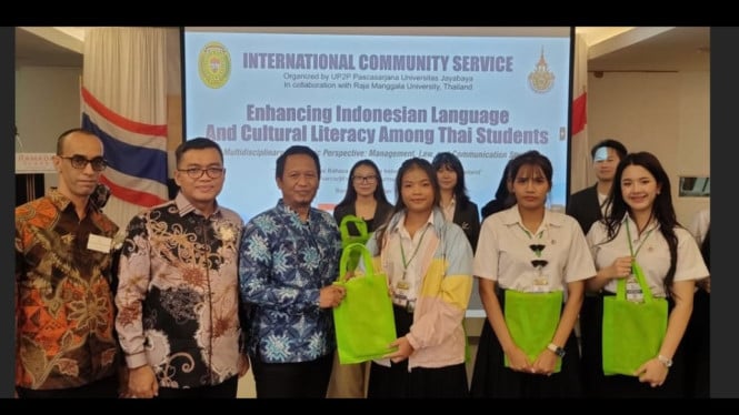 Universitas Jaya Baya Serahkan sovenir ke Mahasiswa Thailand RMTUK