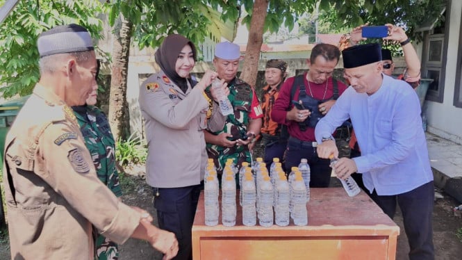 Polsek Dramaga bersama Forkopincam Dramaga Musnahkan Miras Oplosan