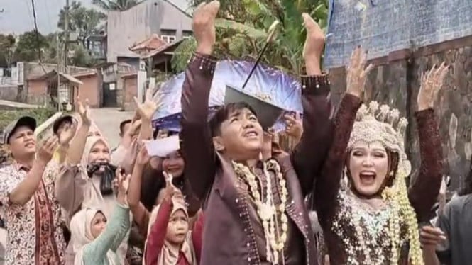 Tradisi nyawer di Pamijahan, Kabupaten Bogor.
