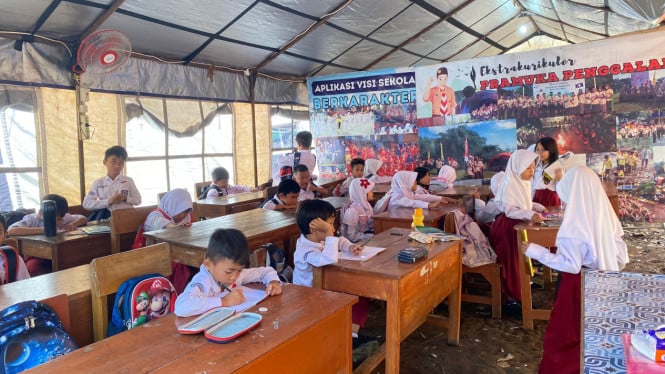 SDN 1 Kencana Kota Bogor Belajar di Tenda Sementara