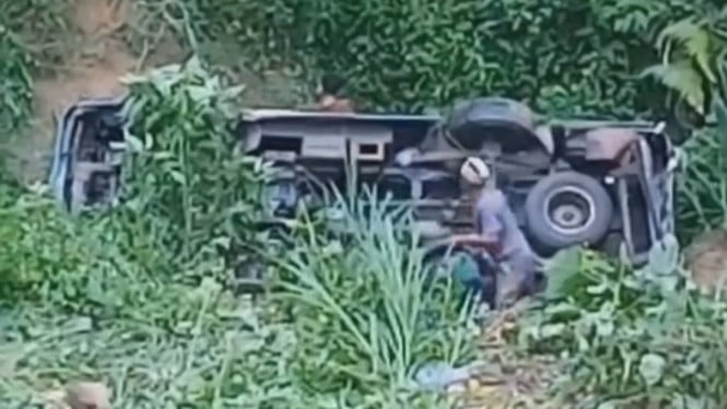 Elf Rombongan Keluarga Asal Cibinong Bogor Terjun ke Jurang di Lampung