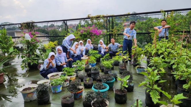 Pelaksanaan tanam menanam di rooftop./Foto: Sekolah Rimba Bogor