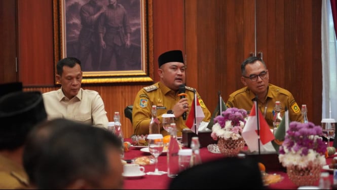 Bupati Bogor Rudy Susmanto membahas program “Satu Desa Satu Sarjana”