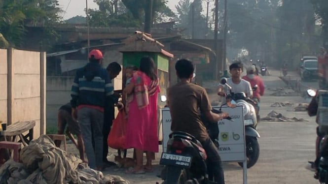 Pedagang berjualan menu sarapan tanpa ada lalu lalang truk tambang.