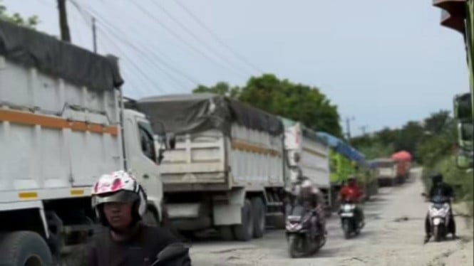 Aktivitas truk tambang