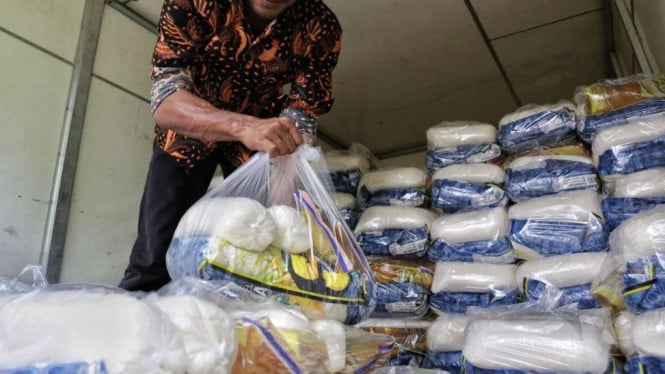 Bantuan Sosial Beras 10 Kg dan Minyak Kita 2 liter