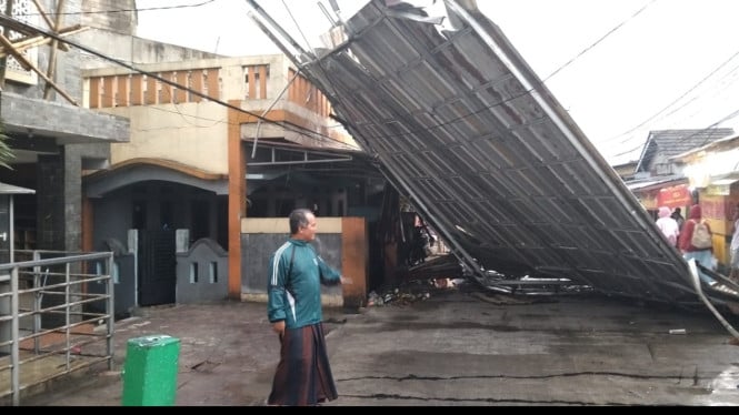 Atap Baja Ruko Terbang Diterjang Angin Kencang