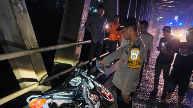 Seorang pria melompat dari atas jembatan Gerendong