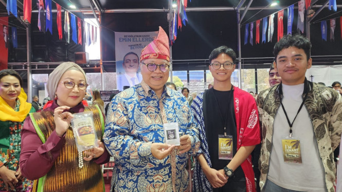 Konjen RI Istanbul, Darianto Harsono saat mengunjungi booth PMPI