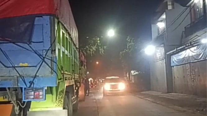Truk tambang masih lalu lalang malam hari di Parungpanjang