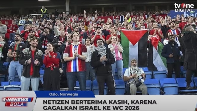 Merayakan kemenangan penonton yang mengibarkan bendera Palestina