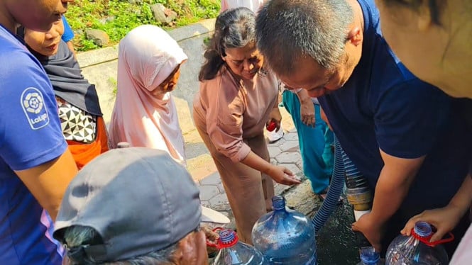 Warga Sindangsari antre mengambil air akibat PDAM Mati.