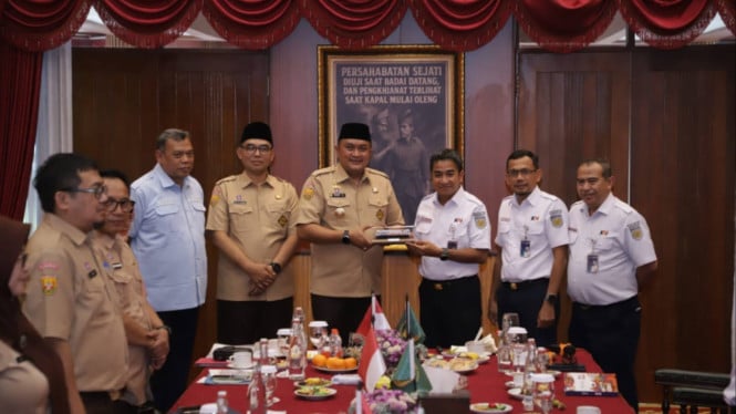 Bupati Bogor, Rudy Susmanto dan jajaran PT KAI.