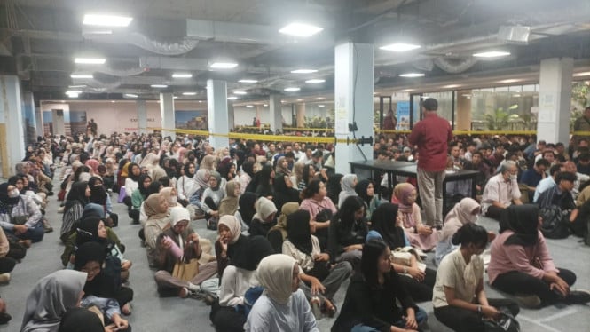 Ribuan pencari kerja memadati Plaza Jambu Dua.