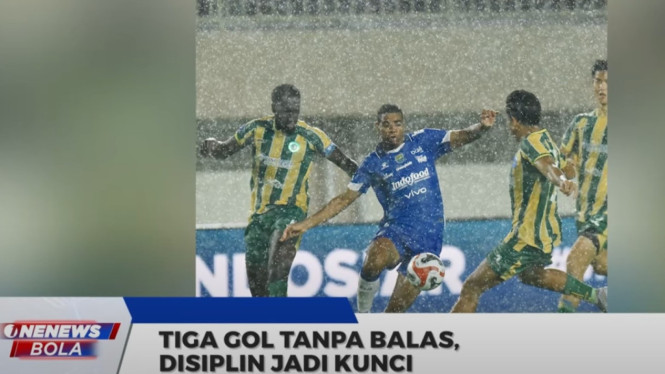 Pemain PERSIB berjibaku dengan pemain PSBS Biak