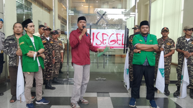 Demonstrasi GP Ansor Kota Bogor di depan kantor Bank Mega