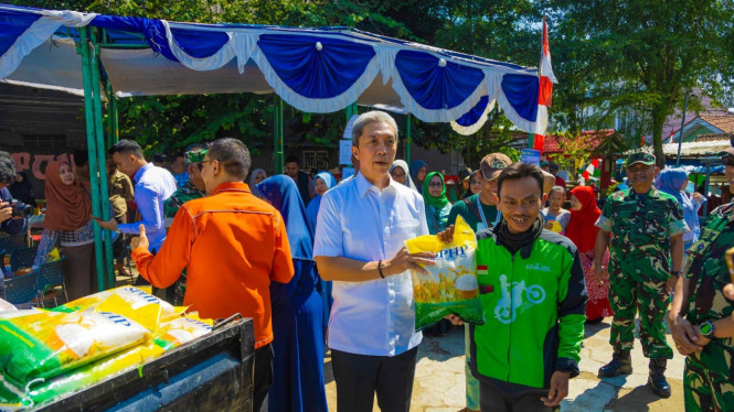 Walikota Bogor Dedie A Rachim dampingi warga manfaatkam pangan murah.