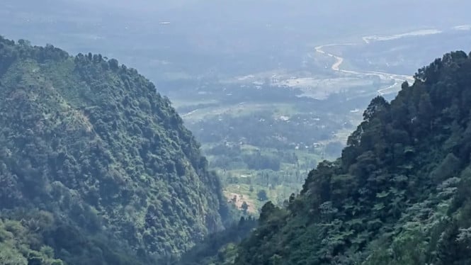 Pemandangan Di atas Gunung Butik Bogor