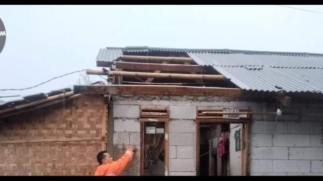 Rumah warga rusak akibat angin kencang di Rumpin.