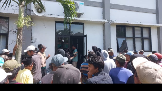 Warga Rumpin sedang antri bantuan tambang