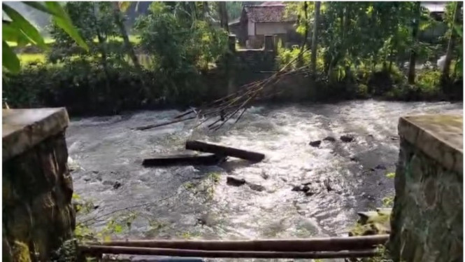 Bambu jembatan yang tersisa karena terbawa arus sungai