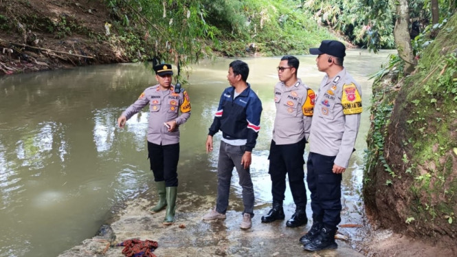 Kapolsek Tenjo Iptu Hendrik Hartono  mengecek kondisi Kali Cimatuk