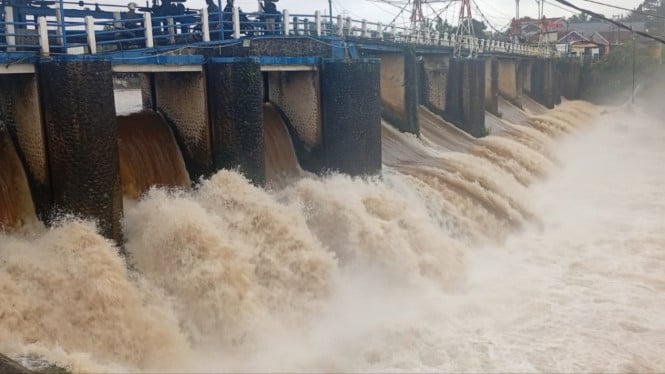 Hujan deras di Bogor membuat Bendung Katulampa naik ke Siaga 4.