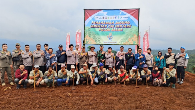 Foto Bersama Polsek Bersama Poktan Cileksa