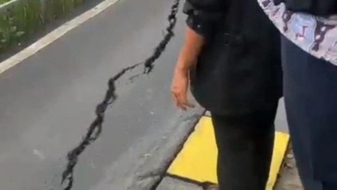 Retakan jalan Saleh Dana Sasmita, Batutulis, Kota Bogor.