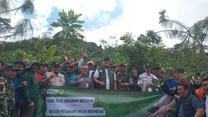 Berama menanam pohon untuk hutan kota di DAD Ciliwung.