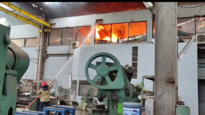 Kebakaran terjadi di Karoseri Delima Jaya Bogor, Jumat pagi.