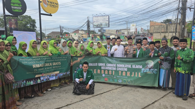 Kapolsek Parung bersama MWC NU Ciseeng, bagikan 1.000 takjil