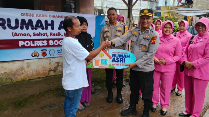 Polres Bogor bersama Polsek Nanggung serahkan Bantuan