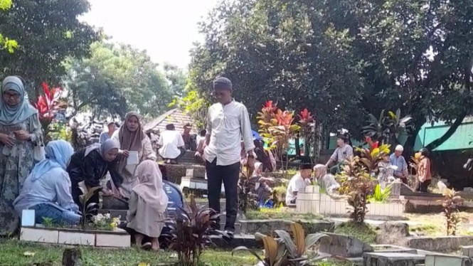 H+2 Lebaran, ribuan peziarah padati TPU Muslim Cikuda Bogor