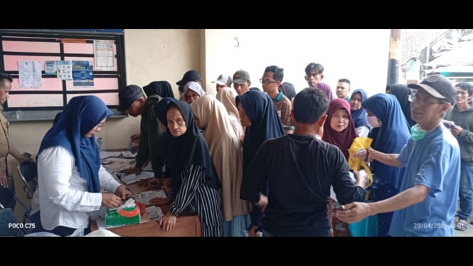 Sebanyak 1.892 warga Kedung Badak Bogor terima bansos.