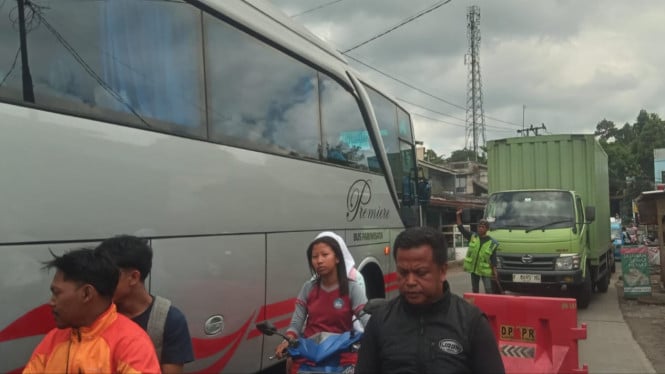 Pariwisata Tamansari tumbuh pesat, namun jalan sempit picu kemacetan.