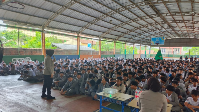Polsek Kemang memberikan penyuluhan sadar hukum kepada 300 pelajar SMK Boash Bogor
