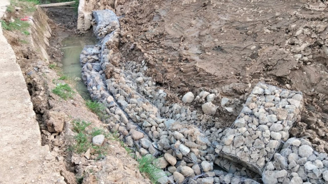 Proyek normalisasi Bendung Cibeet Cikumpeni di Kabupaten Bogor kembali ambrol setelah 15 hari pengerjaan