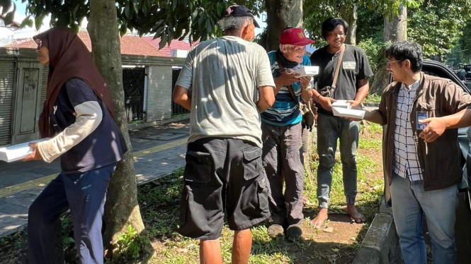 BRI Bogor Pajajaran membagikan 83 paket nasi box kepada warga