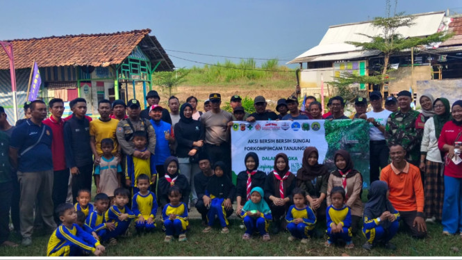Forkopimcam Tanjungsari bersama KNPI dan Ponpes Daarul Mu'taalimin menggelar aksi bersih Sungai Cilimus