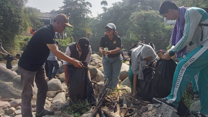 Sambut HJB ke-544, warga Puncak bersama AMBS menggelar aksi lingkungan dengan menanam pohon, membersihkan Kali Ciesek, dan menebar ribuan benih ikan.