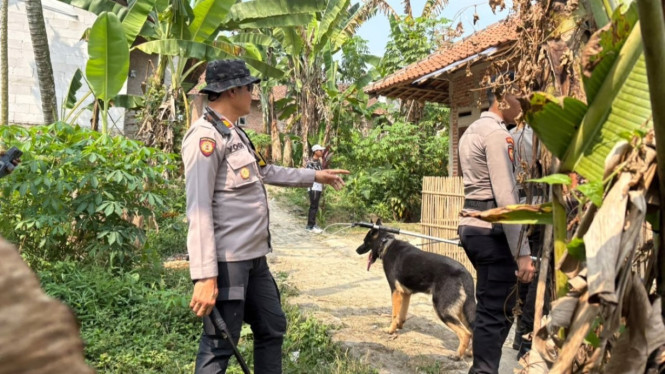 Polres Bogor menggandeng Ditpolsatwa Mabes Polri menerjunkan tim K9 untuk memburu anjing pemburu