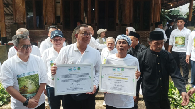 KLH mencanangkan Tobat Nasional Ekologis dengan target penanaman 2 miliar pohon.
