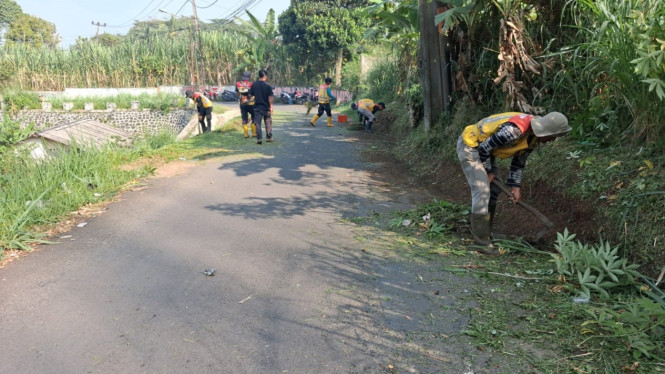 Pemkab Bogor melalui UPTD DPU Wilayah II Ciawi mengintensifkan pembersihan drainase