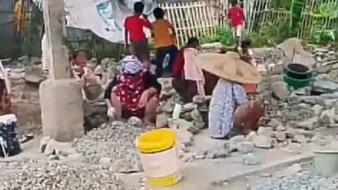 Aktivitas emak-emak memecah batu menjadi split