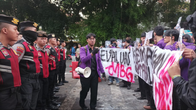 Puluhan mahasiswa Fakultas Ekonomi Universitas Pakuan menggelar aksi di Istana Bogor