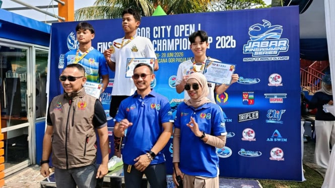 Simbolis, penyerahan piala olwh ketua KONI Kota Bogor, Dedi Sumarna