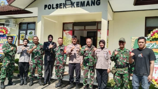 HUT Bhayangkara ke-80, Polsek Kemang Dapat Kejutan Kue Ulang Tahun dari Camat dan Danramil